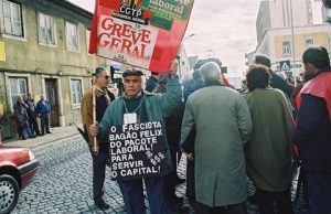 Cartaz “Bagão Félix” - cartaz crítico ao pacote laboral exibido na Greve Geral de 10 de Dezembro de 2002, no Barreiro.