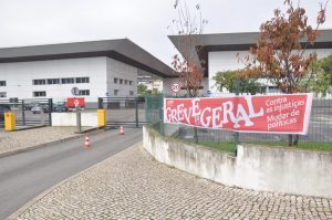 Greve Geral - faixa que anuncia a Greve Geral de 24 de Novembro de 2010, à entrada para os departamentos de Higiene Urbana, Espaços Verdes, Manutenção e Frota da Câmara Municipal de Almada.