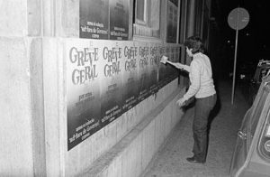 Colocação de cartazes - trabalhadores afixam cartazes de mobilização para a Greve Geral de 12 de Fevereiro de 1982.