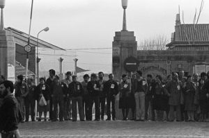 Fábrica de Loiça de Sacavém - trabalhadores da Fábrica de Loiça de Sacavém durante a Greve Geral de 12 de Fevereiro de 1982.