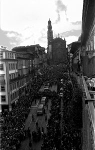 Funerais no Porto - cortejo fúnebre dos dois jovens assassinados pela polícia na véspera do 1.º de Maio, Porto, 5 de Maio de 1982.