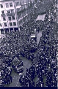 Funerais no Porto - participantes no funeral dos jovens mortos pela polícia, Porto, 5 de Maio de 1982.