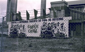 Cabo Ruivo - trabalhadores em Cabo Ruivo durante a Greve Geral de 11 de Maio de 1982.