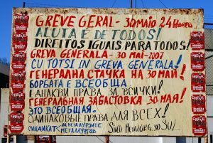Greve Geral - placard multilingue à porta da Lisnave, na Greve Geral de 30 de Maio de 2007.